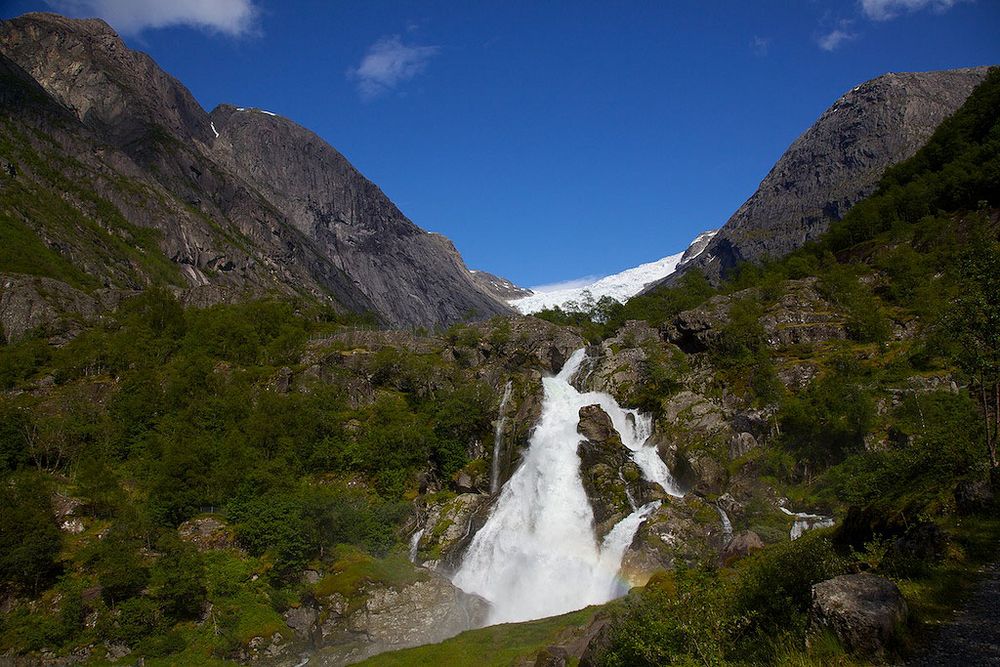 Wasserfall am Briksdalsbreen