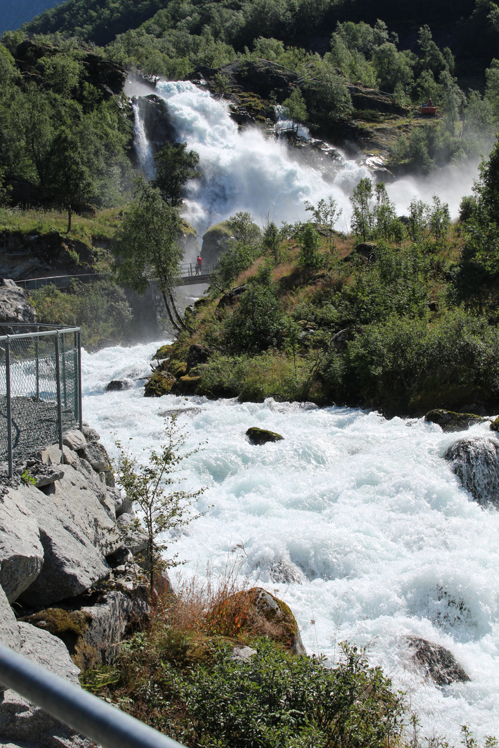 Wasserfall am Briksdalsbreen