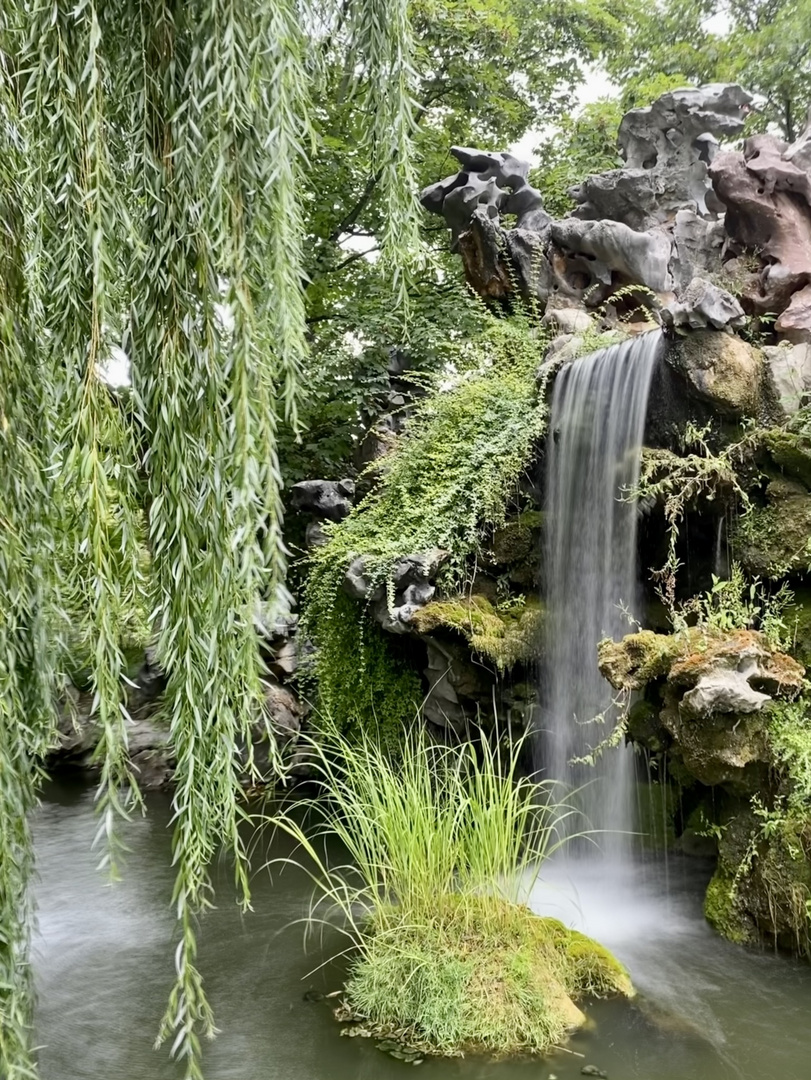 Wasserfall am Chinesischen Teehaus