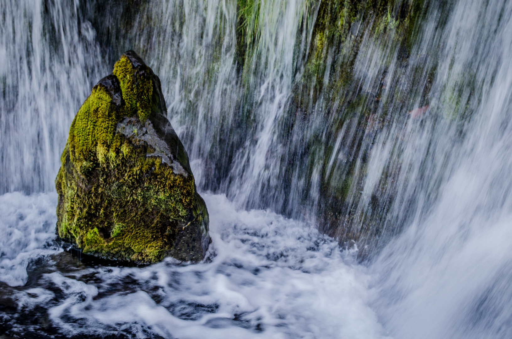 Wasserfall am Fjord