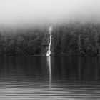 Wasserfall am Königssee im Nebel