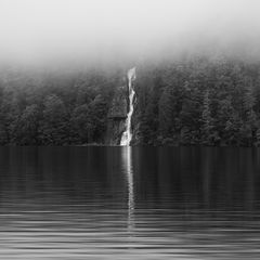 Wasserfall am Königssee im Nebel