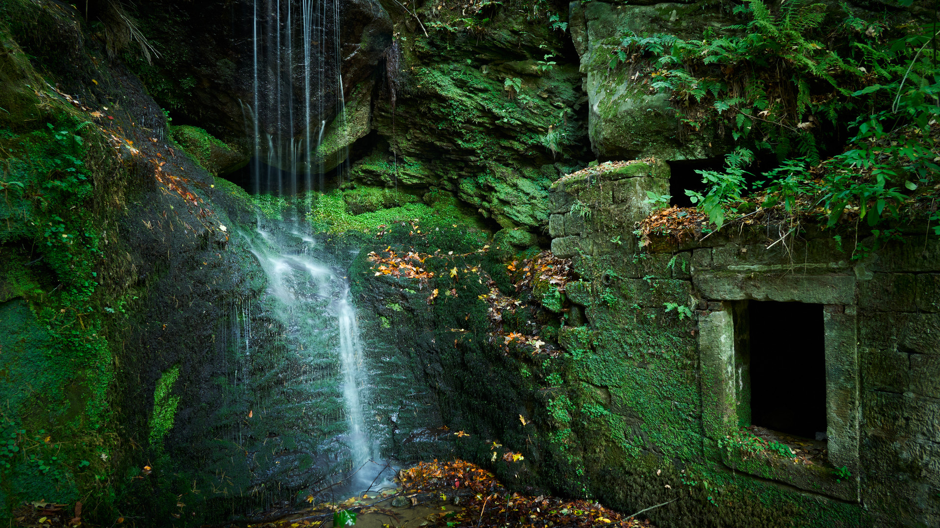 Wasserfall am Lost Place (Beuthenfall in der Sächsischen Schweiz)