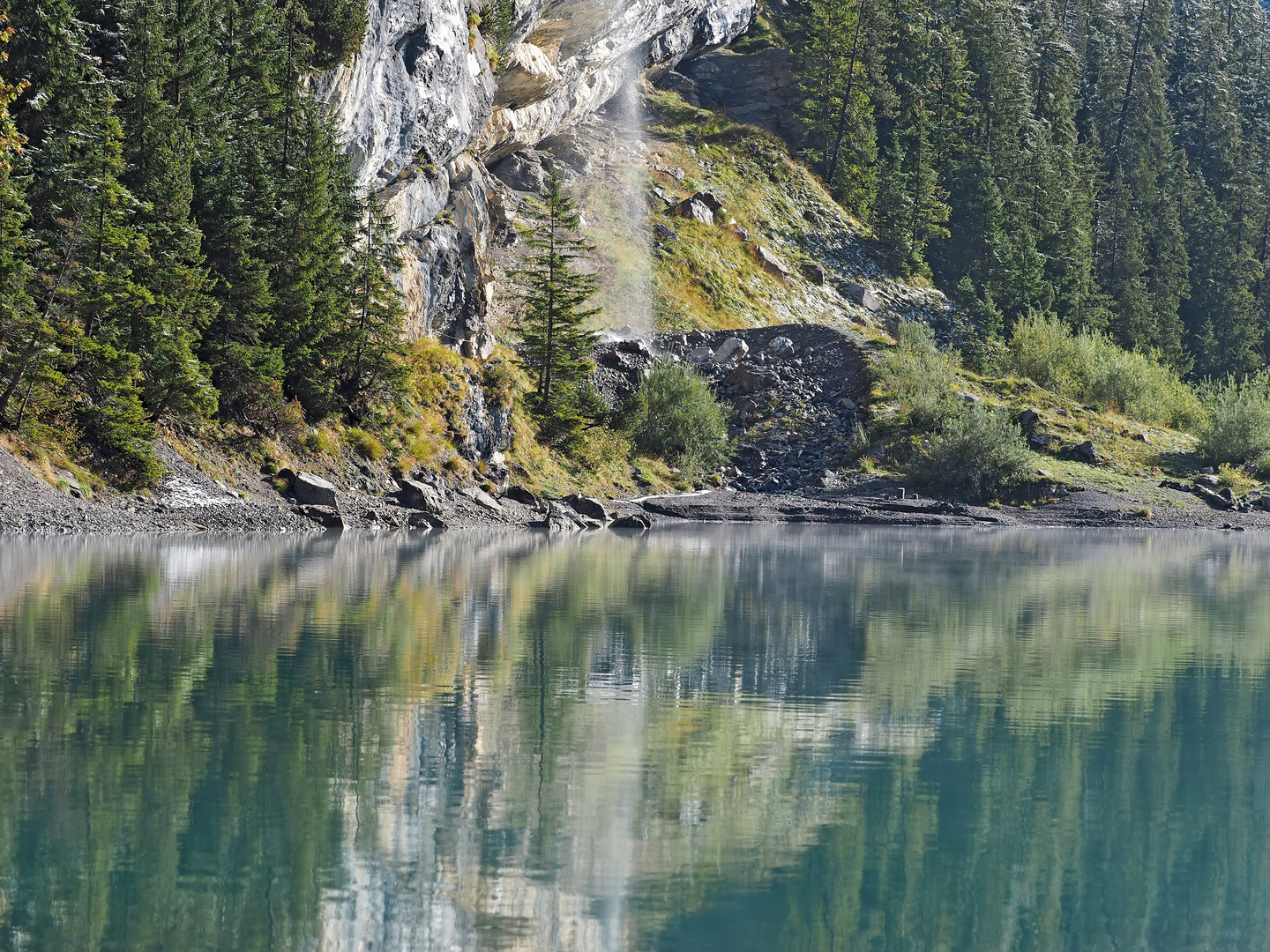  Wasserfall am Oeschinensee. - Un magnifique lac de montagne!