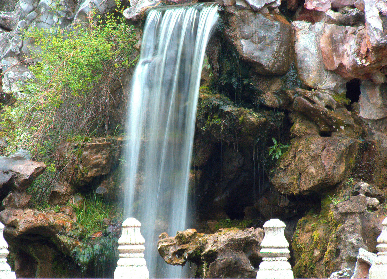 Wasserfall am Teehaus im Luisenpark Mannheim