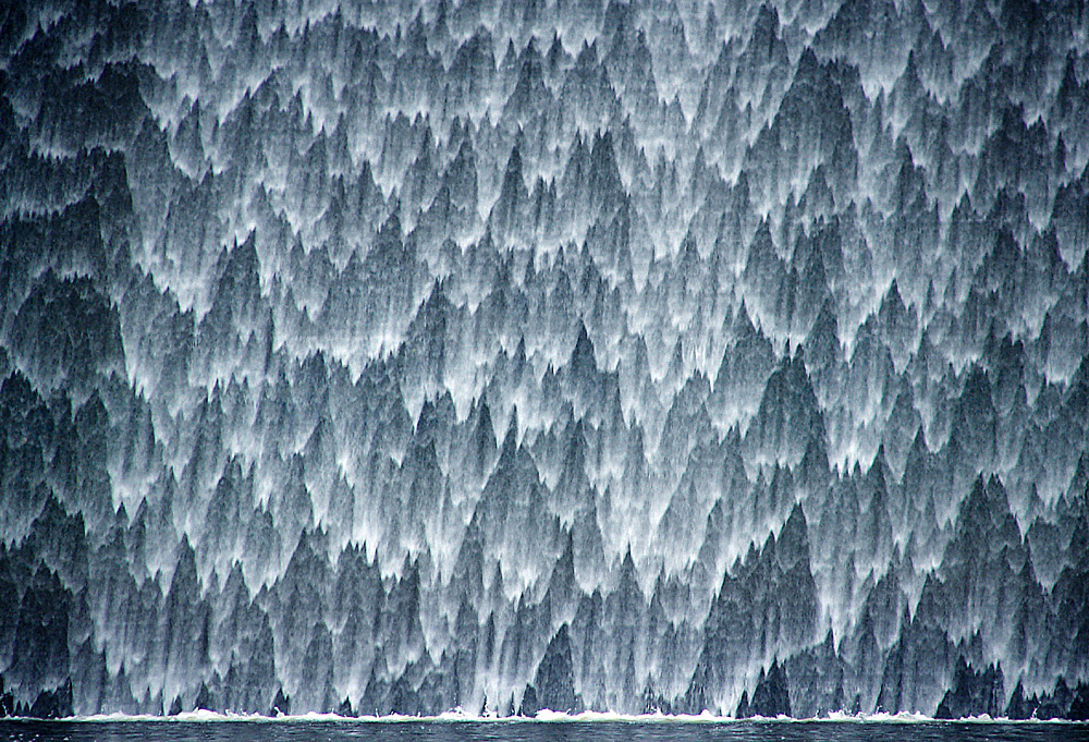 Wasserfall an Staumauer