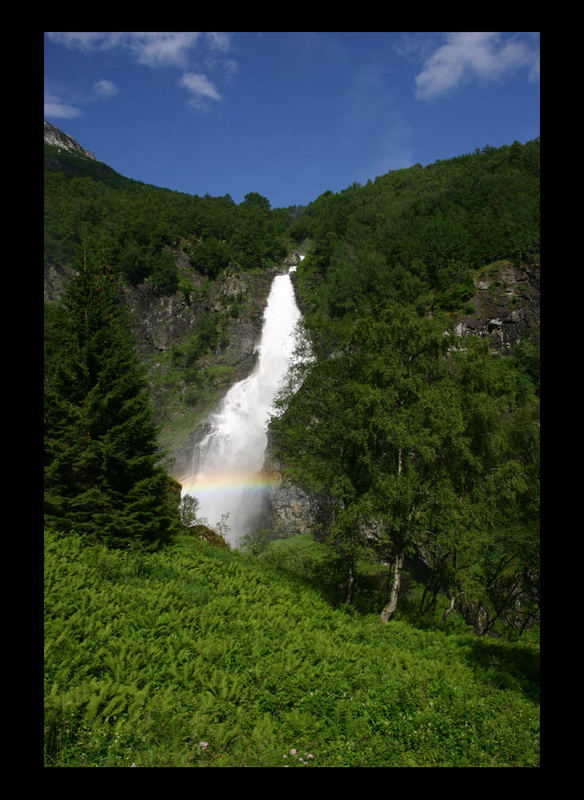 Wasserfall auf dem Weg zur Flåmbahn in Norwegen