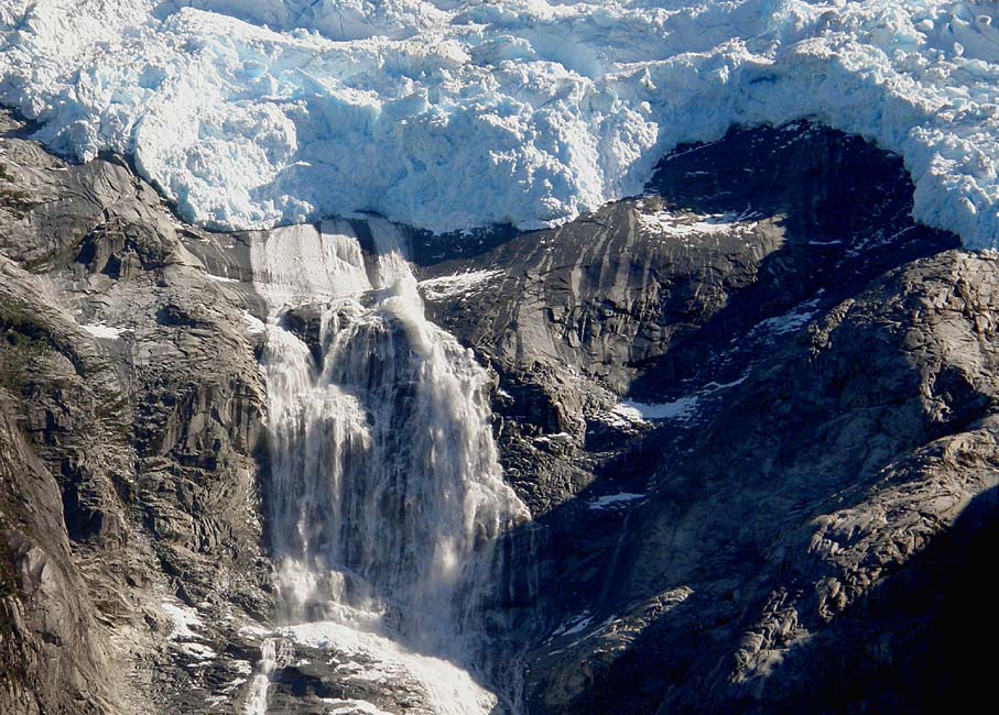 Wasserfall aus einem Gletscher