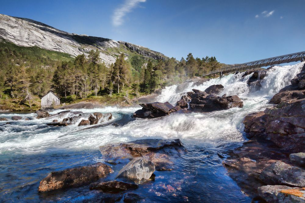 Wasserfall bei Likholefossen, mit modernen duplex-Edelstahl-Brücke, Norwegen