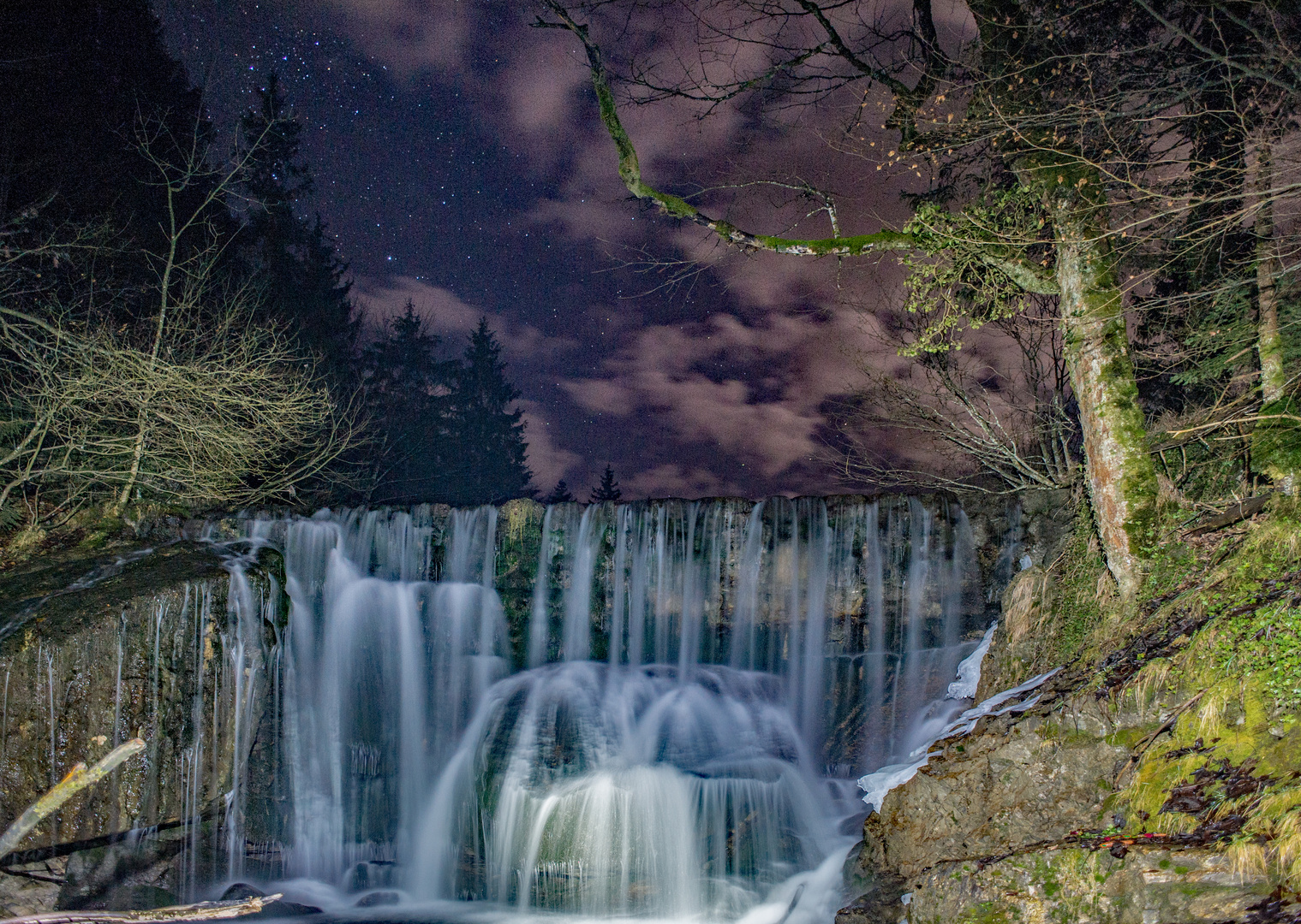 Wasserfall bei Nacht