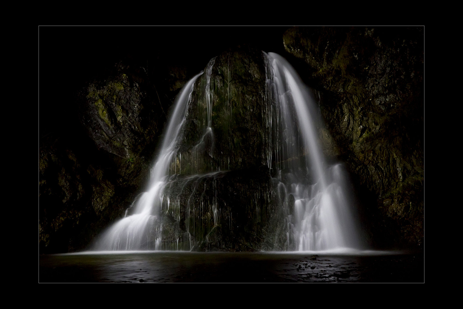 Wasserfall bei Nacht