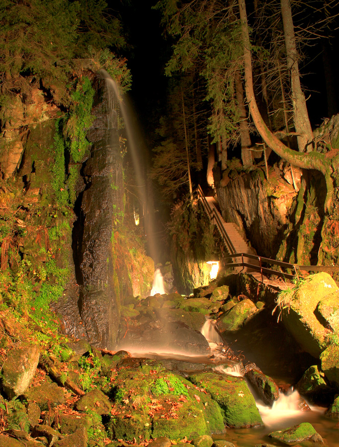 Wasserfall bei Nacht