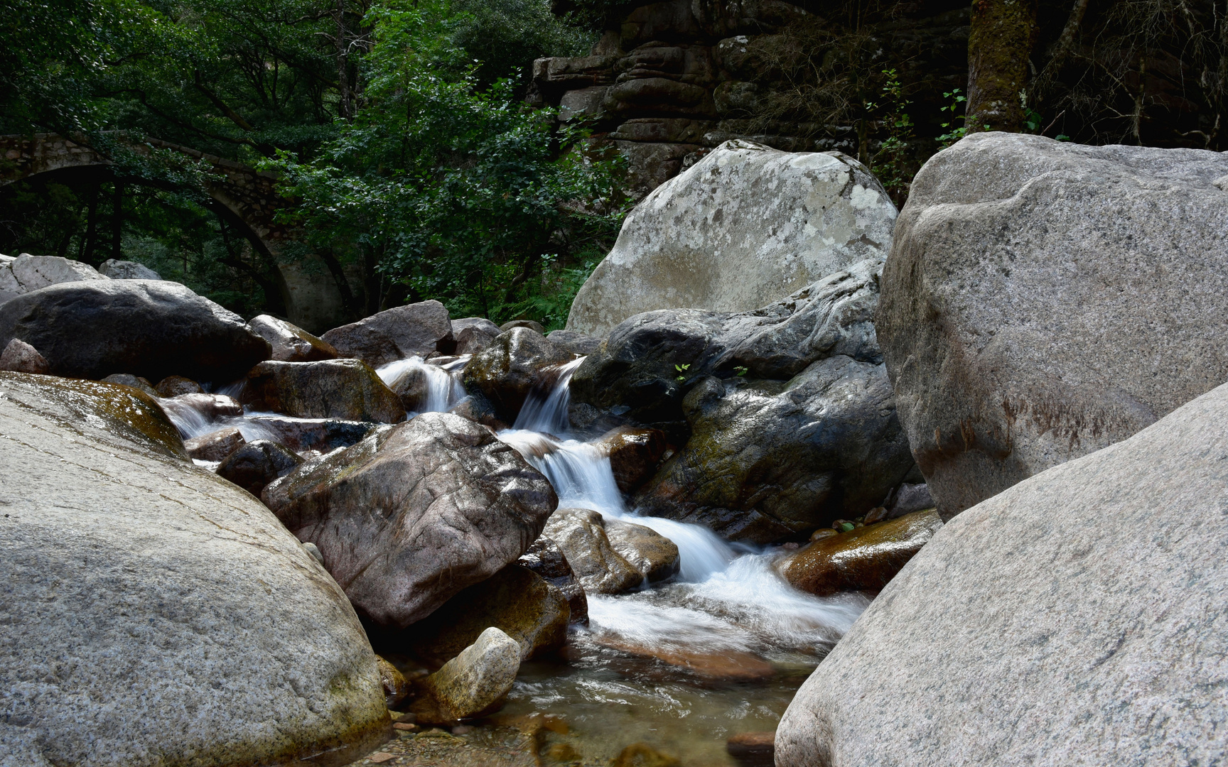 Wasserfall-Brücke