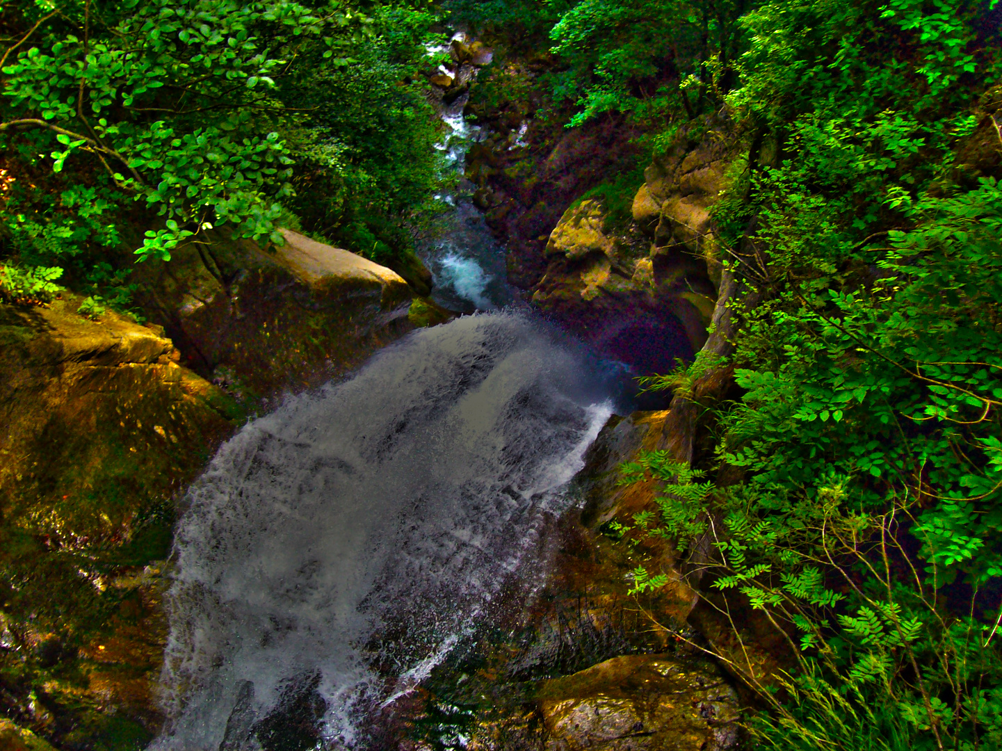 Wasserfall durch Berg und Tal