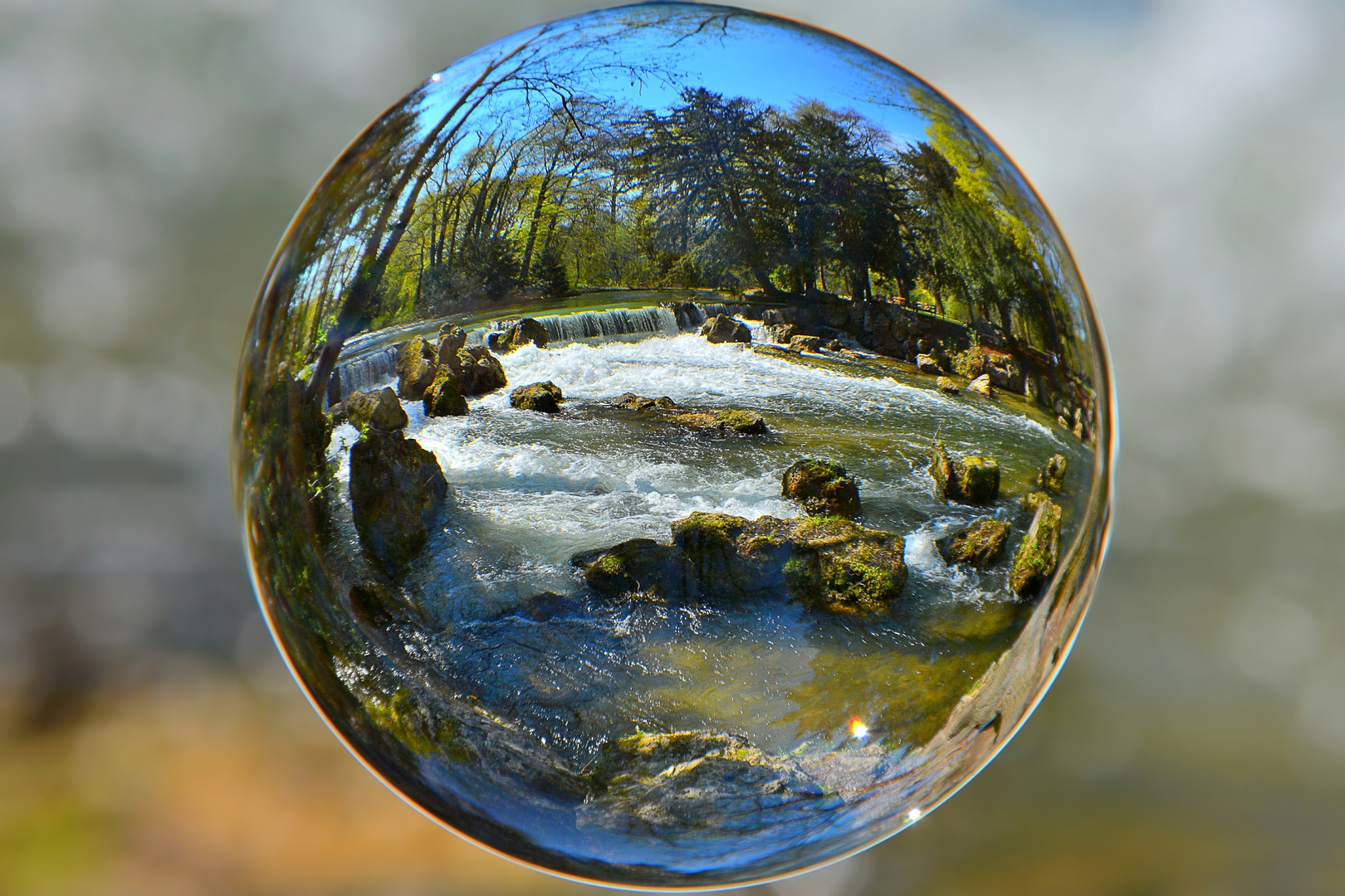 Wasserfall durch dem Glaskugel