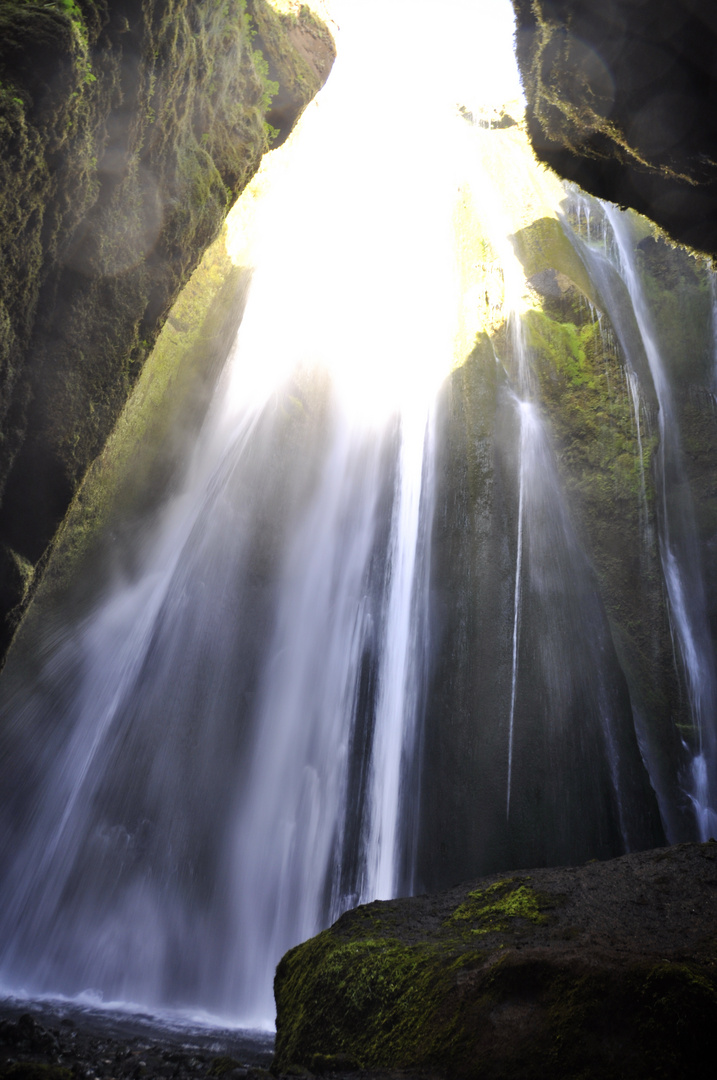 Wasserfall fällt in eine kleine begehbare Höhle auf Island