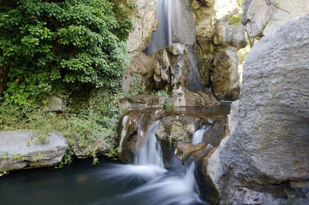Wasserfall hinter dem Chinesischen Teehaus