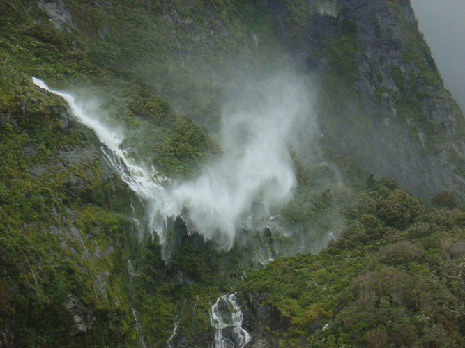 Wasserfall im Aufwind.