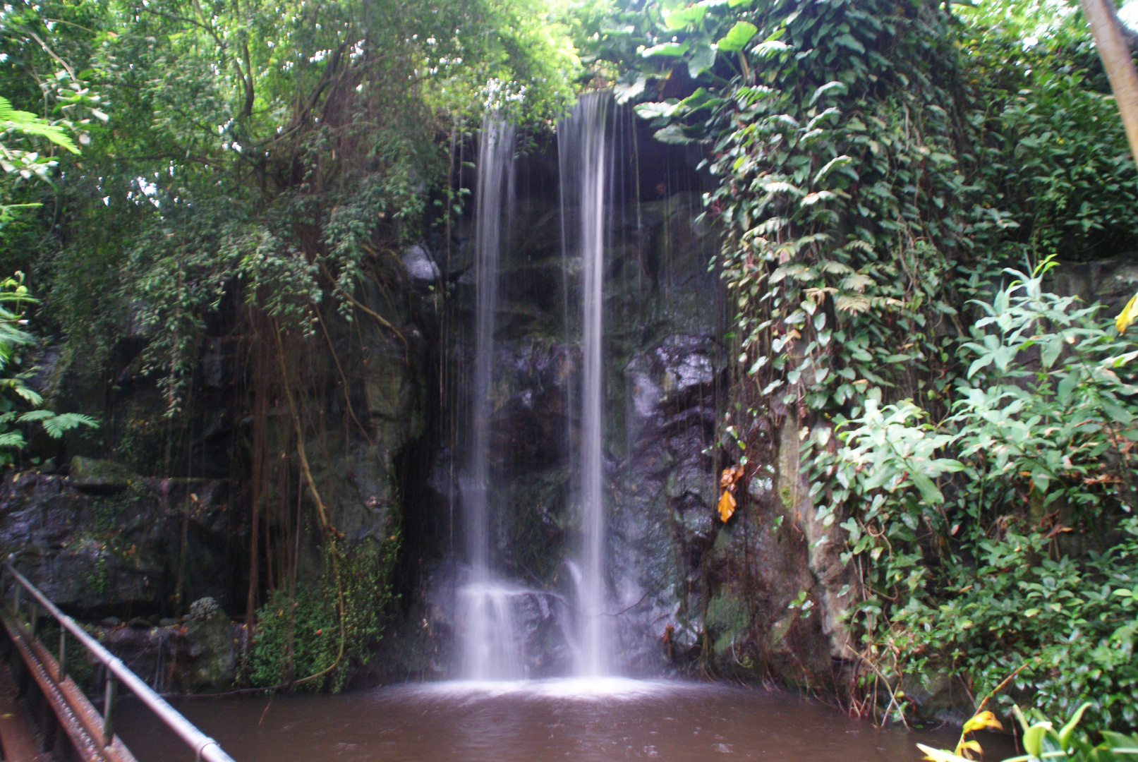 Wasserfall im Burger Zoo