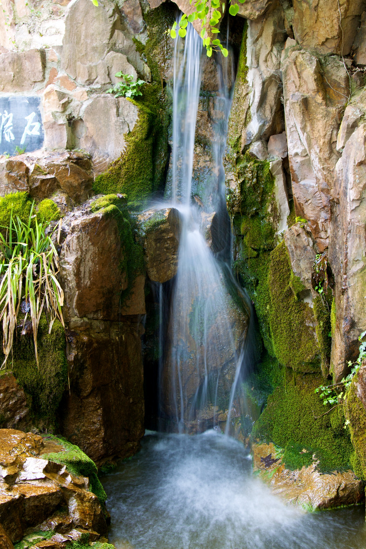 Wasserfall im Chinesischen Garten in Frankfurt