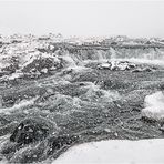 Wasserfall im dichten Schneetreiben......