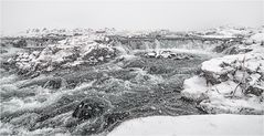 Wasserfall im dichten Schneetreiben......