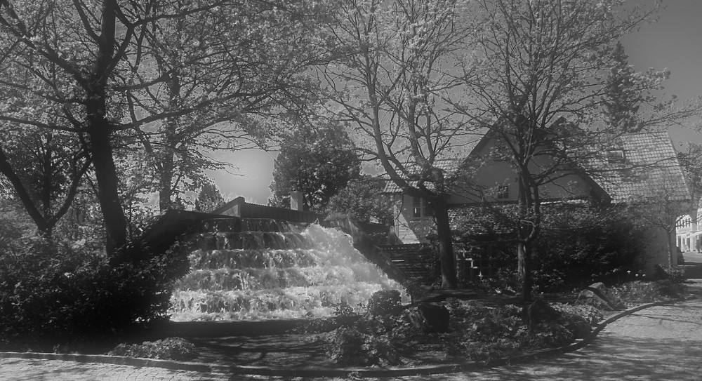 Wasserfall im Dorf