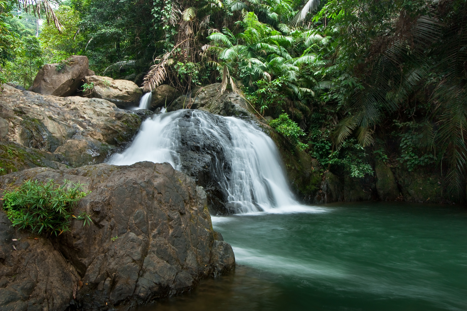 Wasserfall im Dschungel