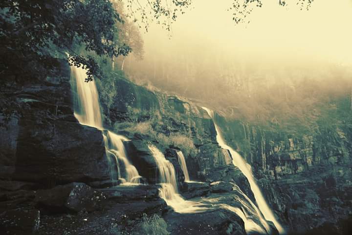 Wasserfall im Dunst