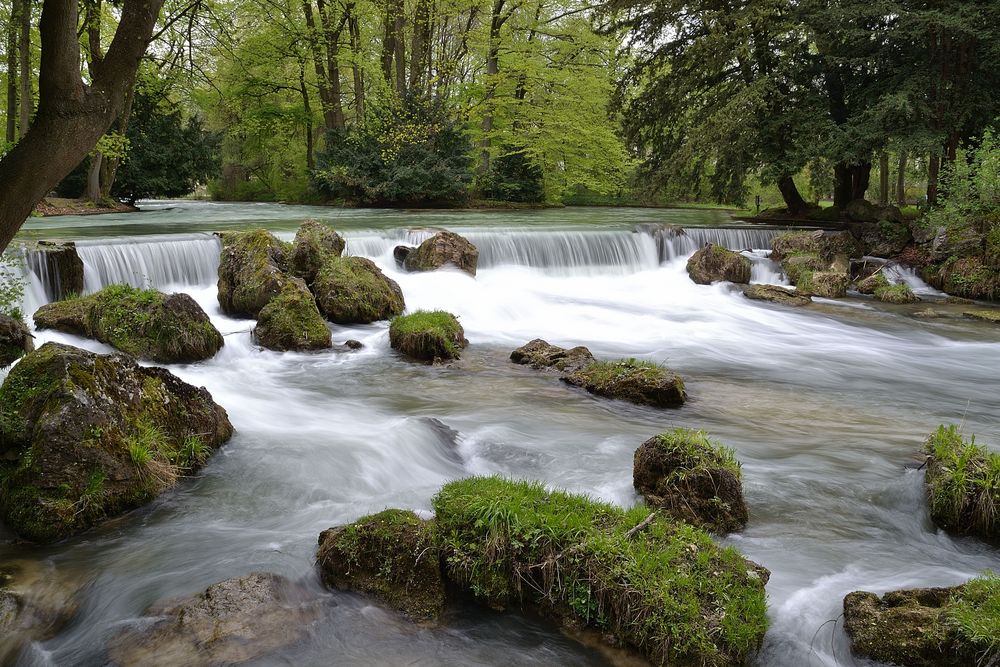 Wasserfall im englischen Garten Foto & Bild | landschaft ...