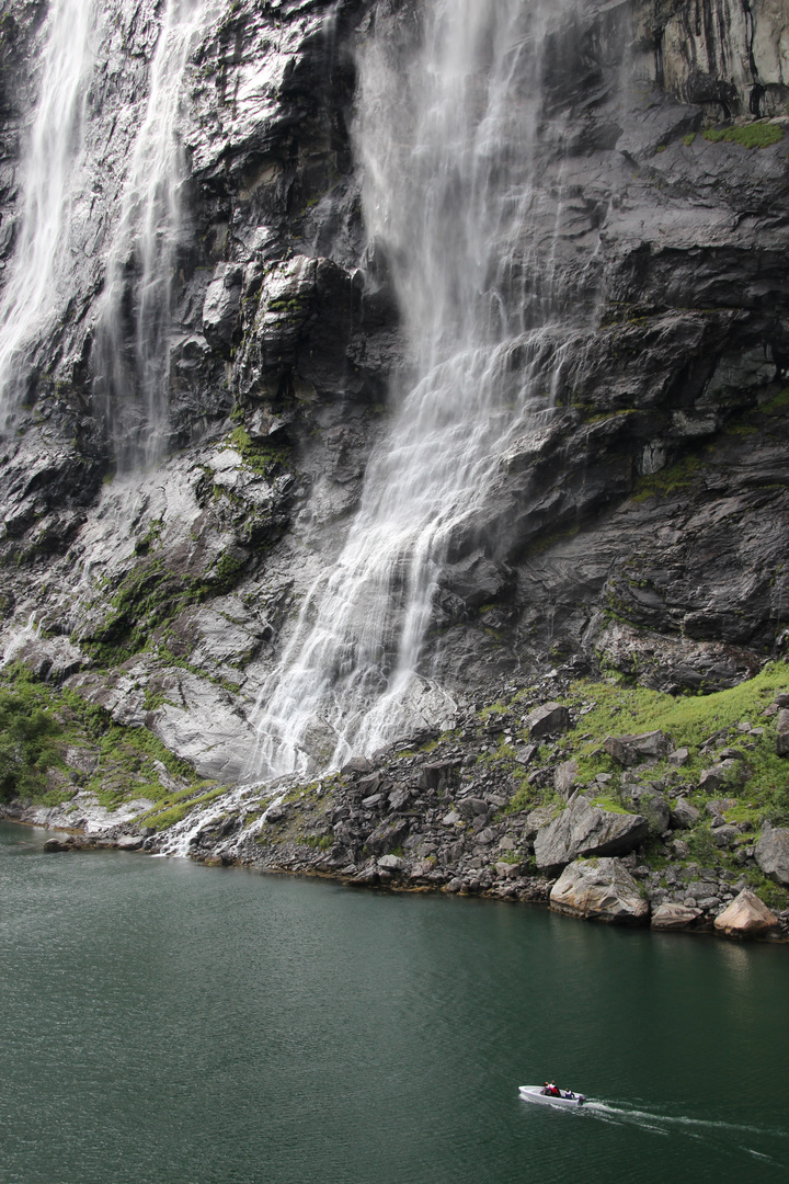 Wasserfall im Fjord