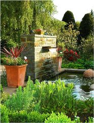 Wasserfall im Garten im Mai