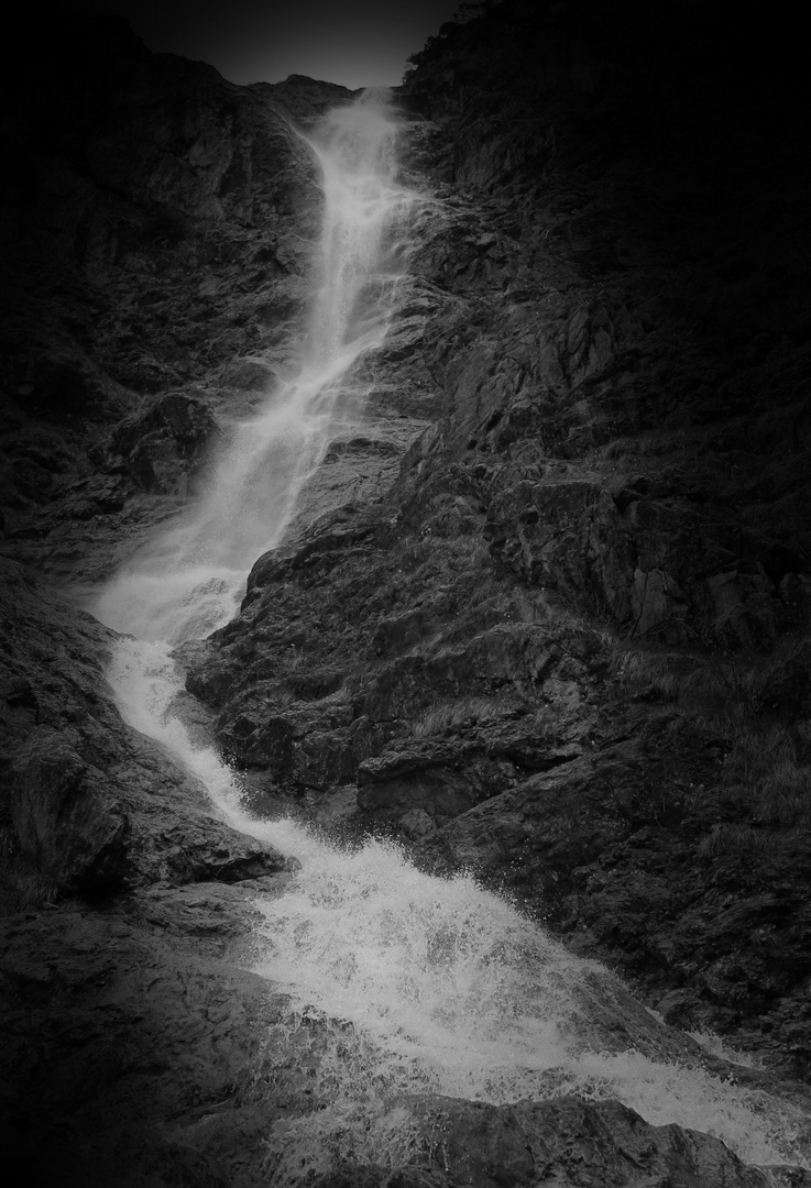 Wasserfall im Gebirge