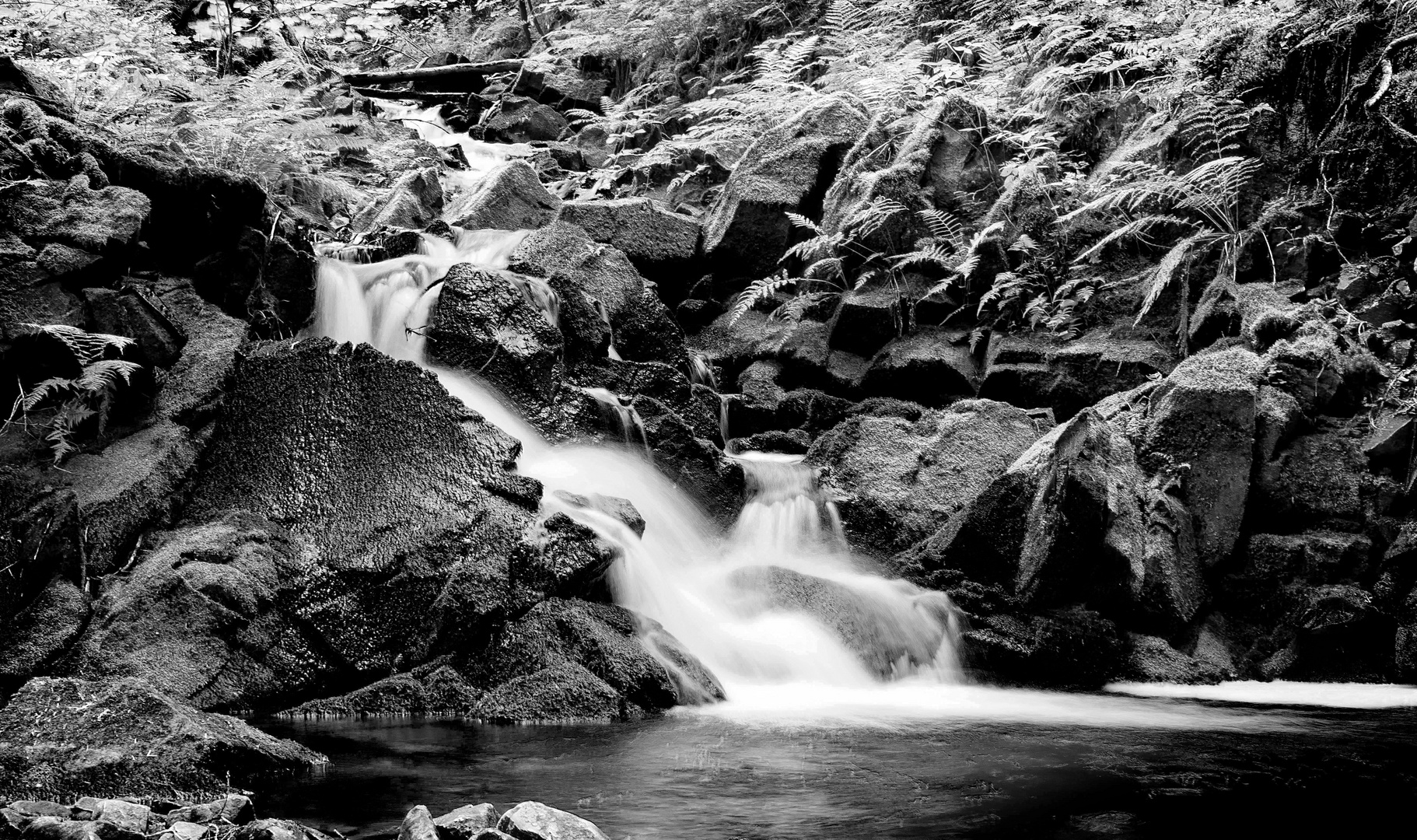 Wasserfall im Gebirge