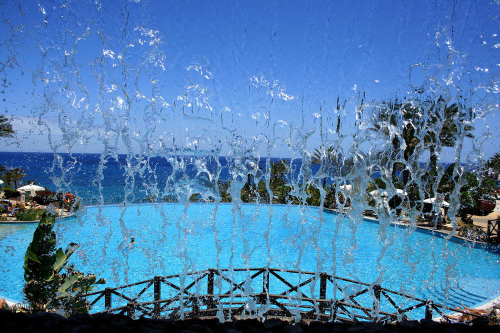 Wasserfall im großen Pool im Hotel Rio Calma