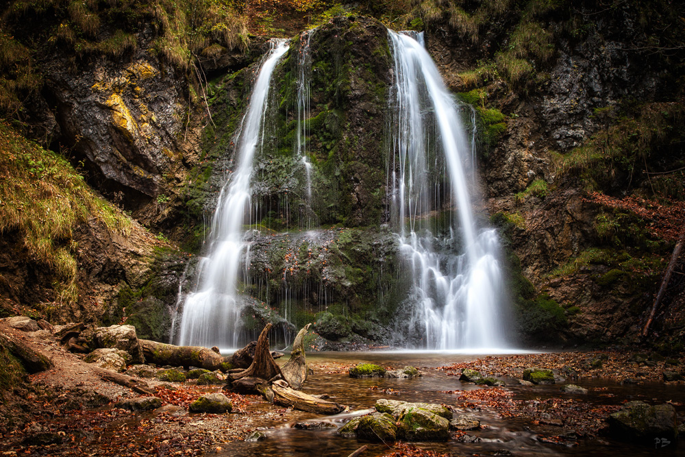 Wasserfall im Herbst