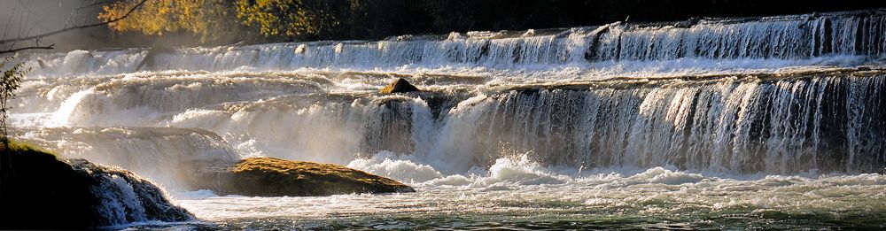 Wasserfall im Herbst