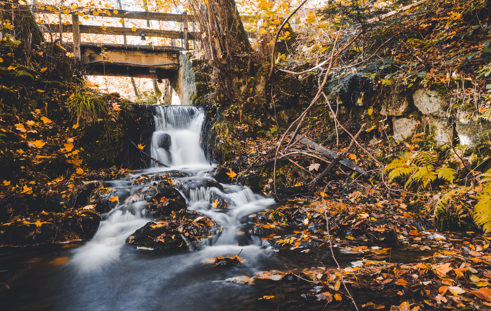 Wasserfall im Herbst