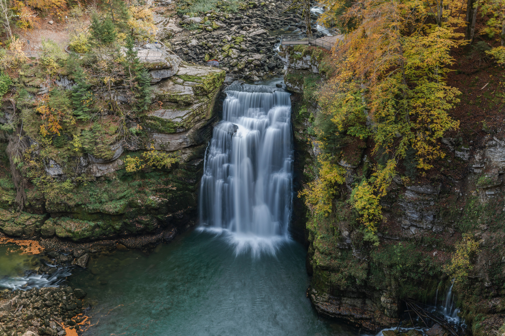 Wasserfall im Herbstgewand