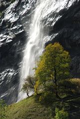 Wasserfall im herbstlichem Licht