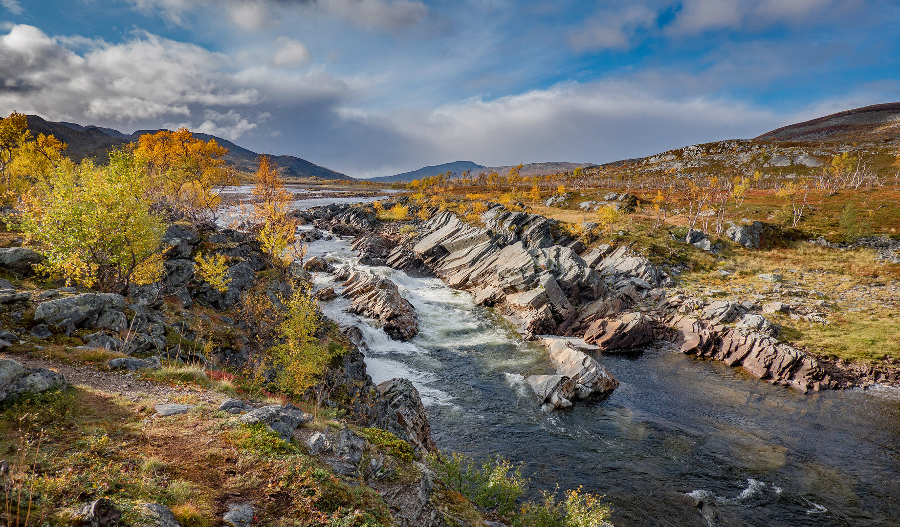 Wasserfall im Herbstlicht