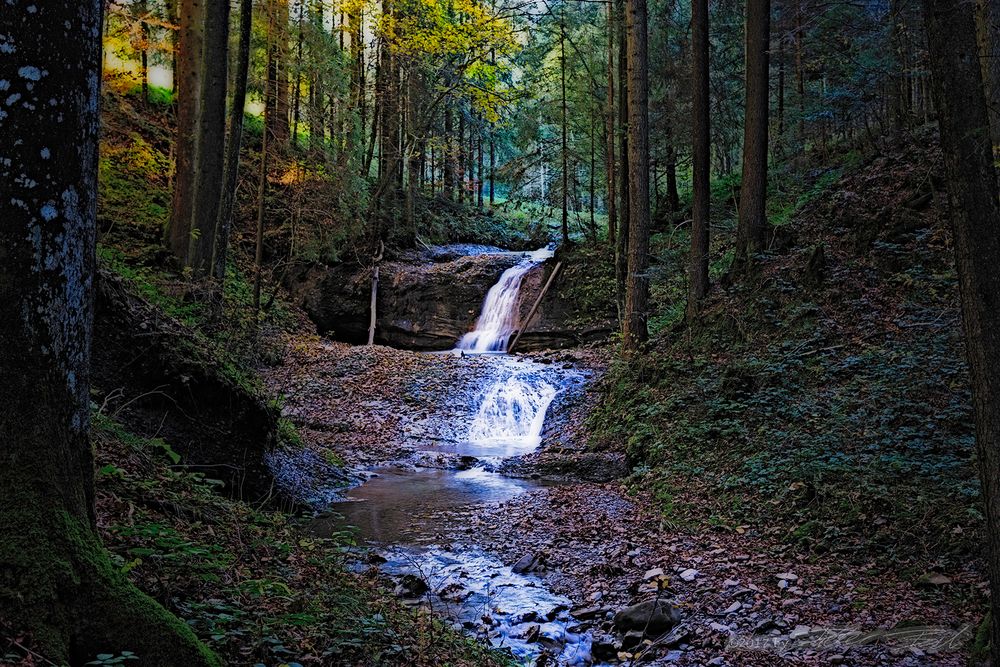 Wasserfall im Herbstwald 1