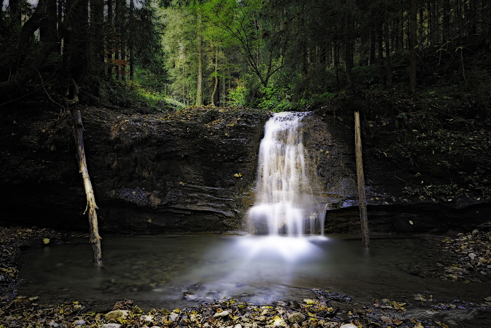 Wasserfall im Herbstwald 2