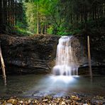 Wasserfall im Herbstwald 2