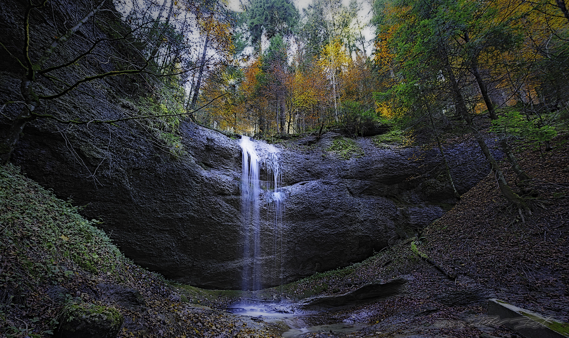 Wasserfall im Herbstwald 4