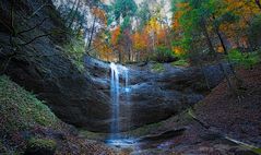 Wasserfall im Herbstwald 4