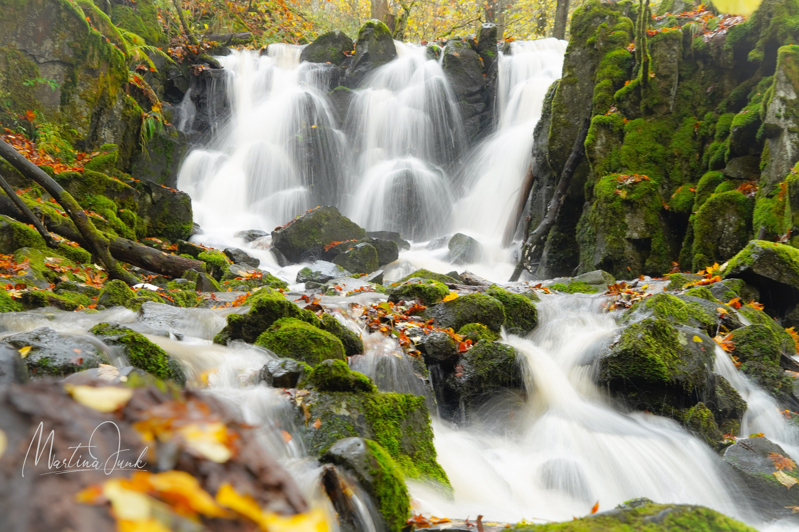 Wasserfall im Herbstwald 