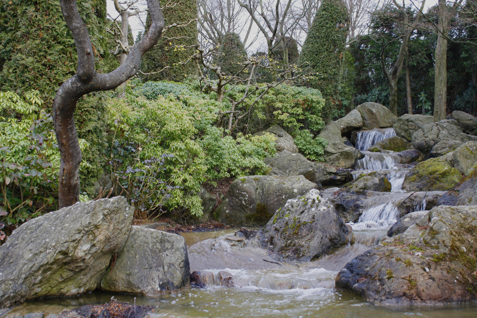 Wasserfall im japanischen Garten