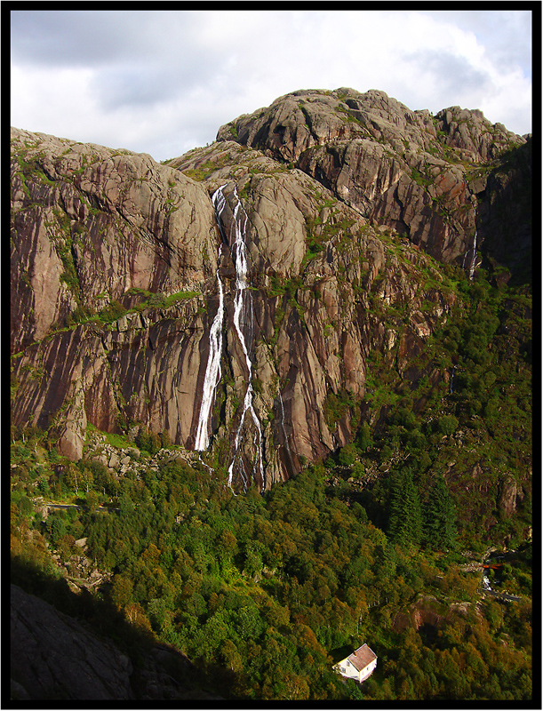 Wasserfall im Jossingfjord in Norwegen