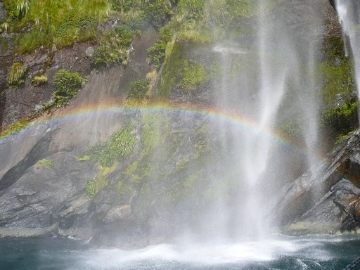 Wasserfall im Milford Sound in Neuseeland